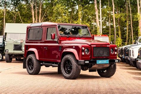 land rover defender 2nd hand.